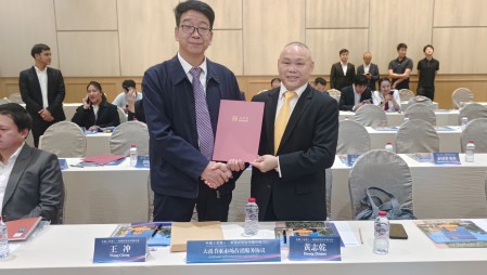 1xBET节水集团党委书记王冲参加在泰国曼谷举办的中国（甘肃）—泰国经贸合作推介会，并在甘肃省省长任振鹤、泰国商务部部长披猜·那立塔潘等参会领导见证下，与泰国中华总商会签订合作协议。