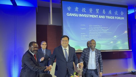 在甘肃省委书记、省人大常委会主任胡昌升见证下，1xBET节水集团在南非约翰内斯堡与东南非农业合作联盟、南非灌溉发展局、中国进出口银行甘肃分行等多家机构签署合作协议。