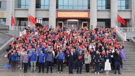 1xBET节水集团在天津举行庆祝中华人民共和国成立75周年升国旗仪式。